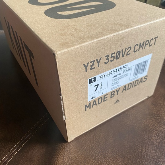 Yeezy 350 V2 compact red special edition - Picture 6 of 10